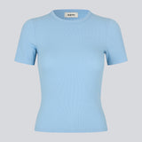 Lækker basic lyseblå t-shirt i en blød bomuldsrib med stretch. Igormd short t-shirt har en tætsiddende pasform med korte ærmer. Modellen er 175 cm og har en str S/36 på.

Materiale:
95% Bomuld
5% Elastan
5% Elastan