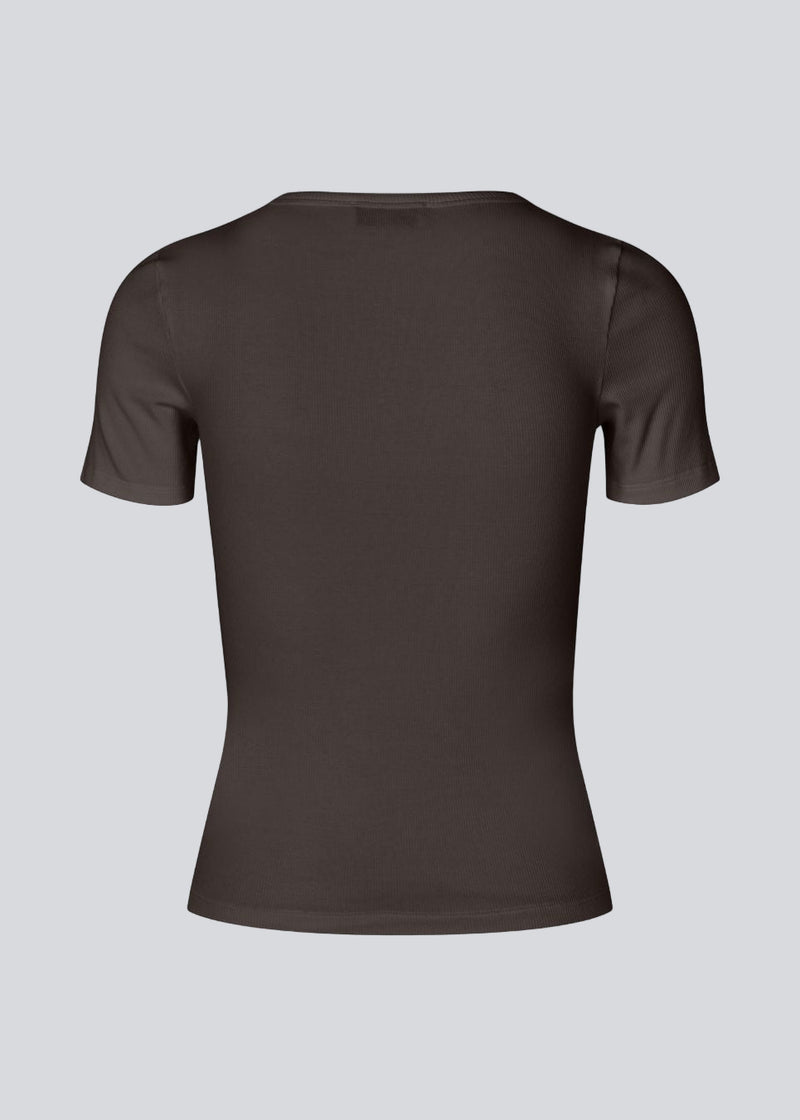 Lækker basic t-shirt i en blød bomuldsrib med stretch. Igormd short t-shirt har en tætsiddende pasform med korte ærmer.&nbsp;