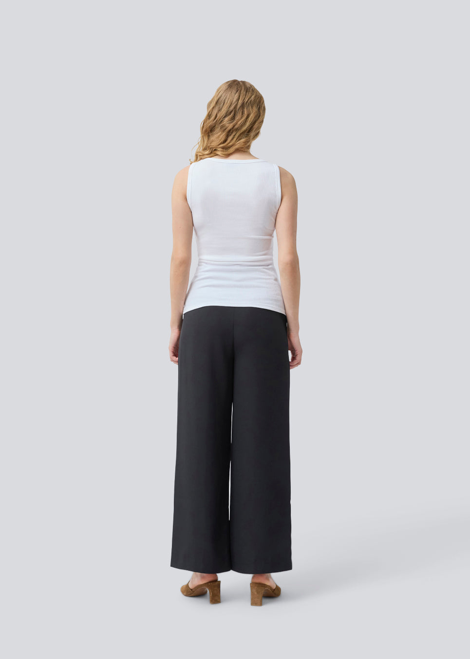 Ærmeløs hvid top i ribbed bomuldsjersey. Igormd tank top har en tætsiddende pasform og en rund halsudskæring.&nbsp;
