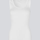 Ærmeløs hvid top i ribbed bomuldsjersey. Igormd tank top har en tætsiddende pasform og en rund halsudskæring.&nbsp;