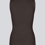 Ærmeløs top i mørkebrun i ribbed bomuldsjersey. Igormd tank top har en tætsiddende pasform og en rund halsudskæring. cropped pasform med lange ærmer.&nbsp;