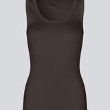 Ærmeløs top i mørkebrun i ribbed bomuldsjersey. Igormd tank top har en tætsiddende pasform og en rund halsudskæring. cropped pasform med lange ærmer.&nbsp;