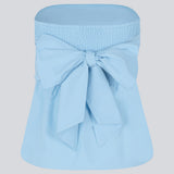 Bandeau top i fin baby blå med bindebånds detalje og smock syet ryg. IlenaMD er tætsiddende foroven og lys for neden. Kan både bindes foran og bagved.
