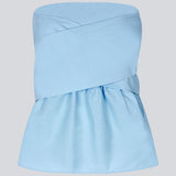 Bandeau top i fin baby blå med bindebånds detalje og smock syet ryg. IlenaMD er tætsiddende foroven og lys for neden. Kan både bindes foran og bagved.