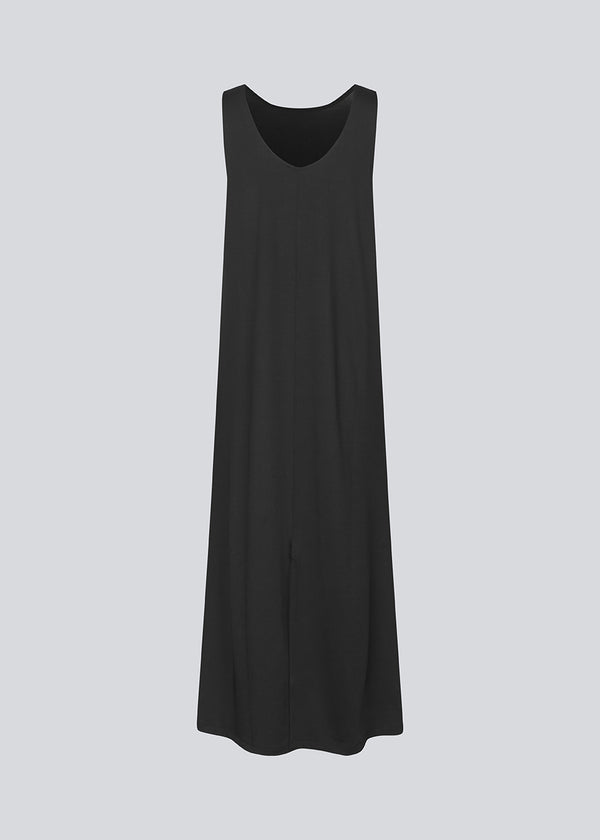 Lang ærmeløs kjole med en løs pasform. ImaMD dress har en bred halsudskæring og en dybere rygudskæring.