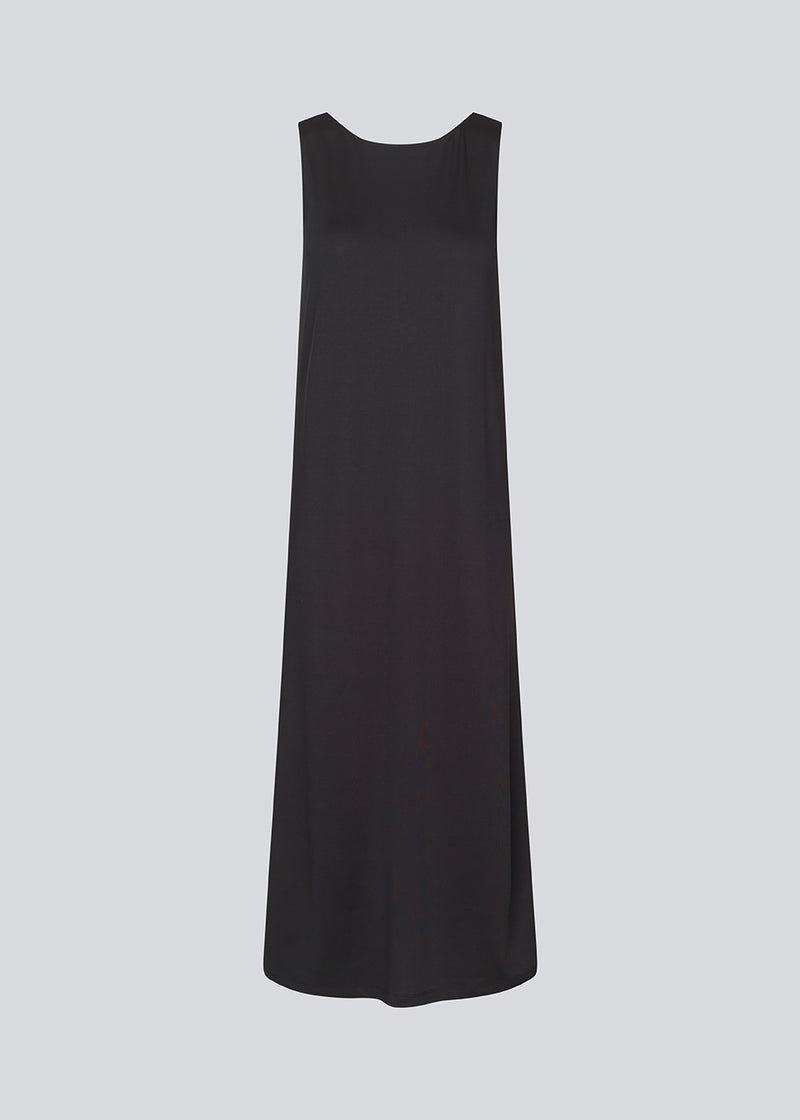 Lang ærmeløs kjole med en løs pasform. ImaMD dress har en bred halsudskæring og en dybere rygudskæring.