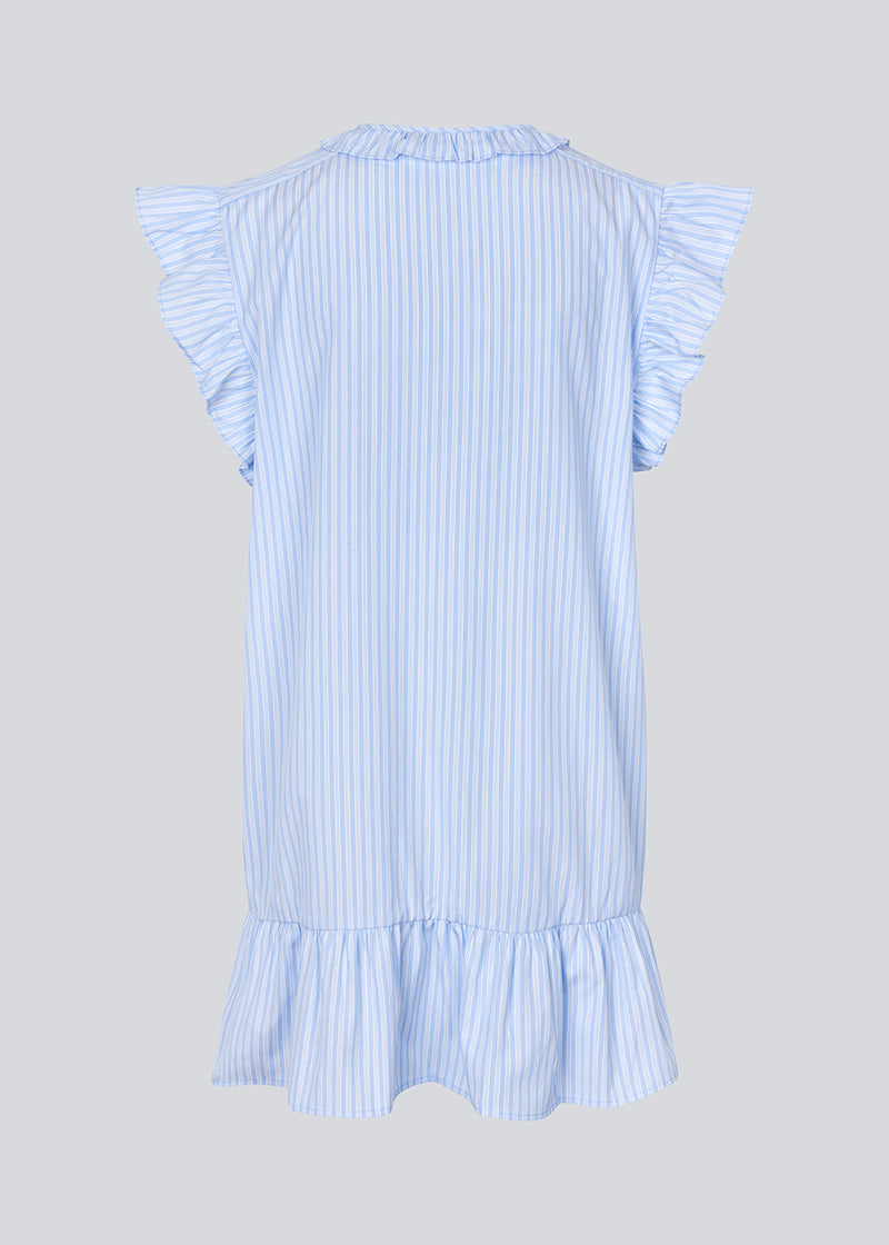 Kort, ærmeløs kjole med flæsedetaljer. InaraMD dress har et hul fortil, som lukkes med en knap og en dekorativ flæsekant. Modellen er 177 cm og har en størrelse S/36 på.