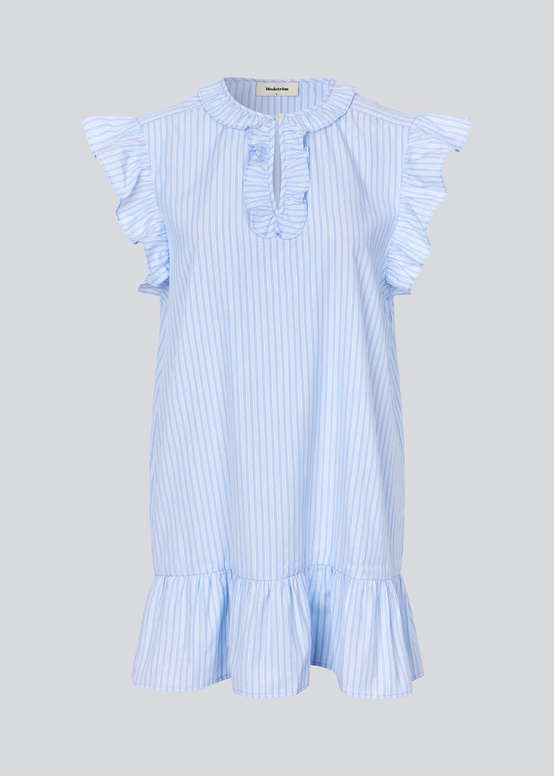 Kort, ærmeløs kjole med flæsedetaljer. InaraMD dress har et hul fortil, som lukkes med en knap og en dekorativ flæsekant. Modellen er 177 cm og har en størrelse S/36 på.