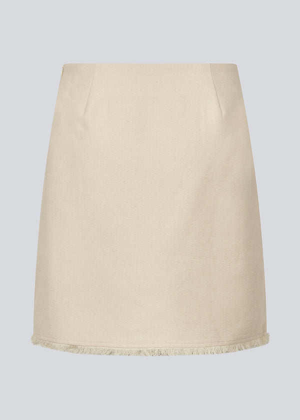 Kort nederdel i hørblanding. IngridMD skirt har en usynlig lynlås i siden og rå syninger i bunden og fortil.