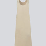 Lang kjole i beige i satin med A-formet silhuet. IolaMD dress har en dyb rygudskæring og brede stropper. Modellen er 177 cm og har en str S/36 på.