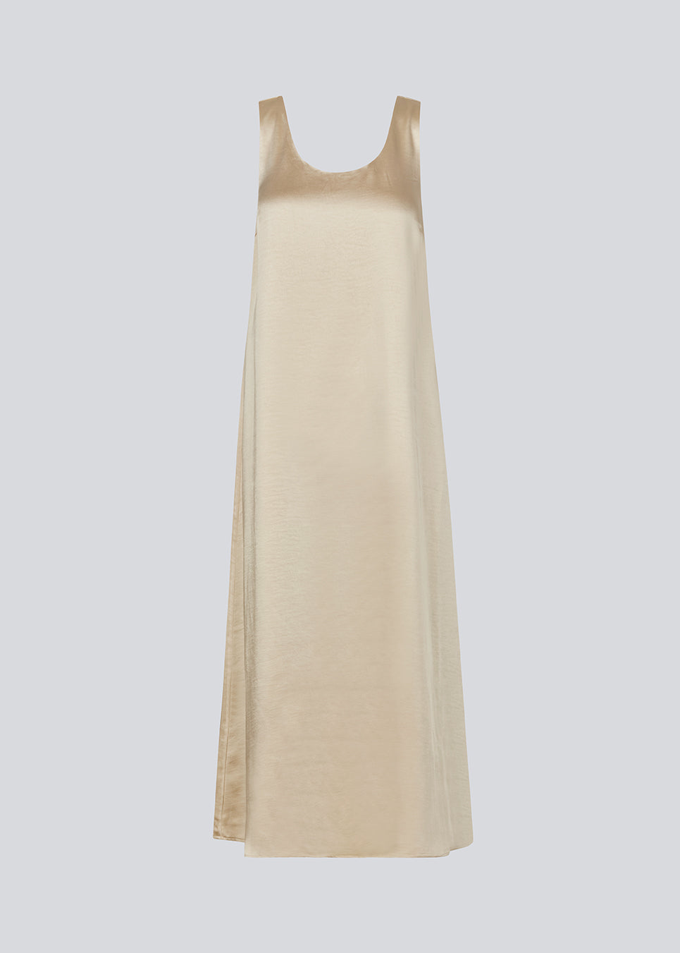 Lang kjole i beige i satin med A-formet silhuet. IolaMD dress har en dyb rygudskæring og brede stropper. Modellen er 177 cm og har en str S/36 på.