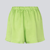Løse shorts i grøn i satin med elastik i taljen. IolaMD shorts har en mellemhøj taljeog sidelommer. Modellen er 177 cm og har en størrelse S/36 på.
