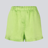 Løse shorts i grøn i satin med elastik i taljen. IolaMD shorts har en mellemhøj taljeog sidelommer. Modellen er 177 cm og har en størrelse S/36 på.