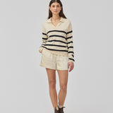 Løse beige shorts i satin med elastik i taljen. IolaMD shorts har en mellemhøj taljeog sidelommer. Modellen er 177 cm og har en størrelse S/36 på.