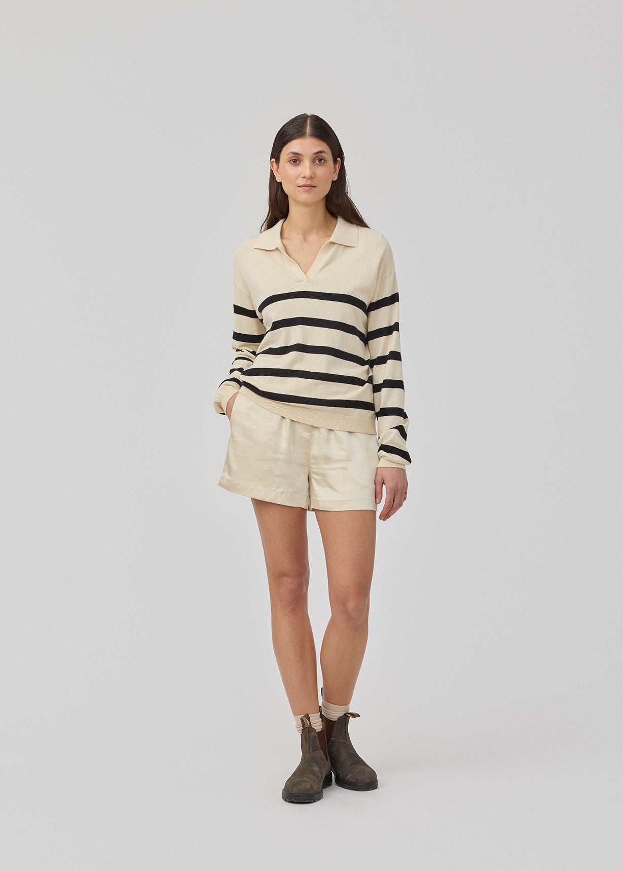 Løse beige shorts i satin med elastik i taljen. IolaMD shorts har en mellemhøj taljeog sidelommer. Modellen er 177 cm og har en størrelse S/36 på.