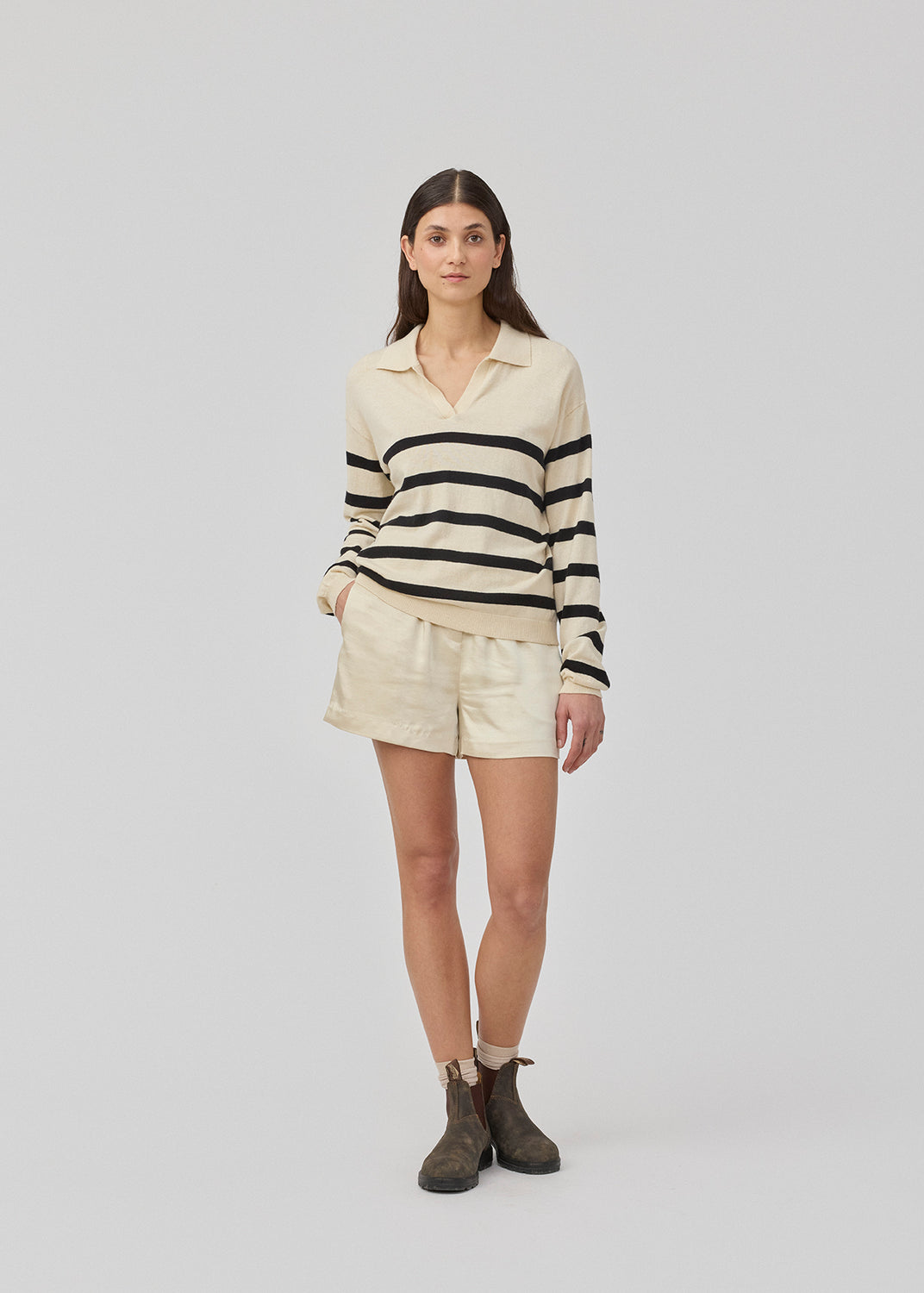 Løse beige shorts i satin med elastik i taljen. IolaMD shorts har en mellemhøj taljeog sidelommer. Modellen er 177 cm og har en størrelse S/36 på.
