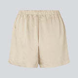 Løse beige shorts i satin med elastik i taljen. IolaMD shorts har en mellemhøj taljeog sidelommer. Modellen er 177 cm og har en størrelse S/36 på.