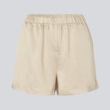 Løse beige shorts i satin med elastik i taljen. IolaMD shorts har en mellemhøj taljeog sidelommer. Modellen er 177 cm og har en størrelse S/36 på.