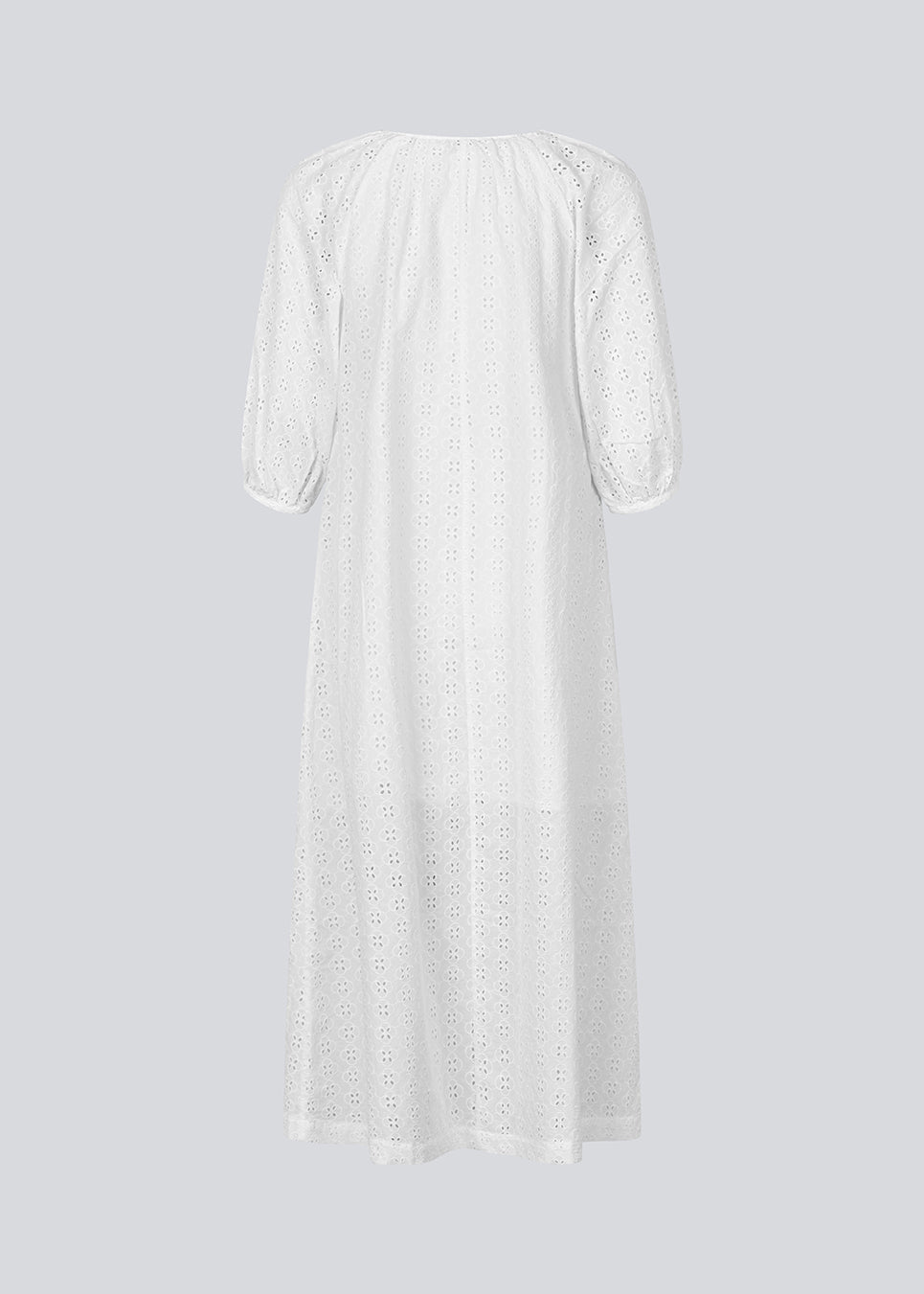 Maxi kjole med foer i broderie anglaise. IrsaMd dress har en afslappet pasform, korte pufærmer og en åbning foran, som lukket med en knap.<br>