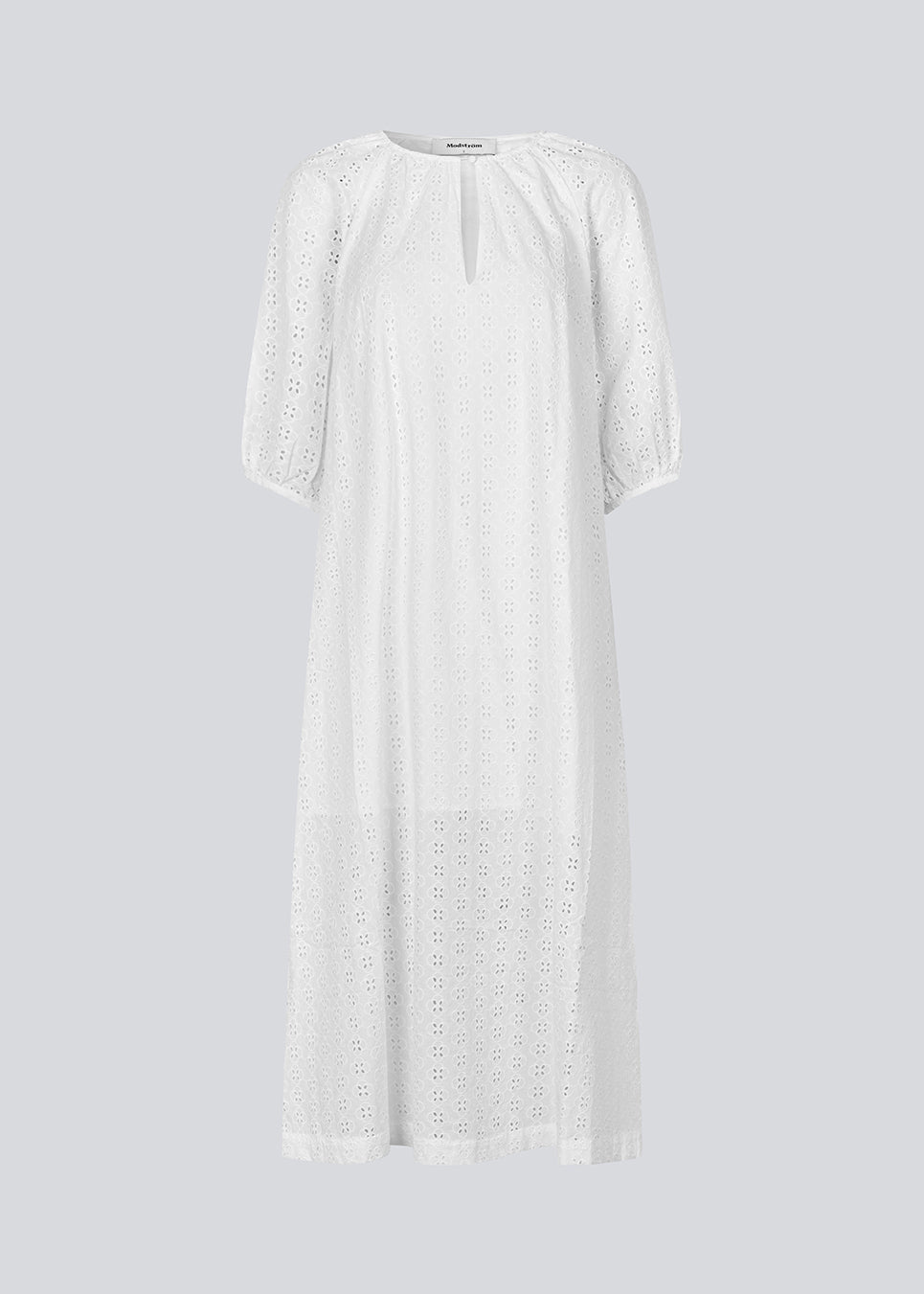  Maxi kjole med foer i broderie anglaise. IrsaMd dress har en afslappet pasform, korte pufærmer og en åbning foran, som lukket med en knap.