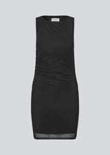 kort figursyet kjole i et elastisk materiale. IrvinMD dress har en rund hals og en rynkedetalje i den ene side. Modellen er 1777 cm og har en størrelse S/36 på.