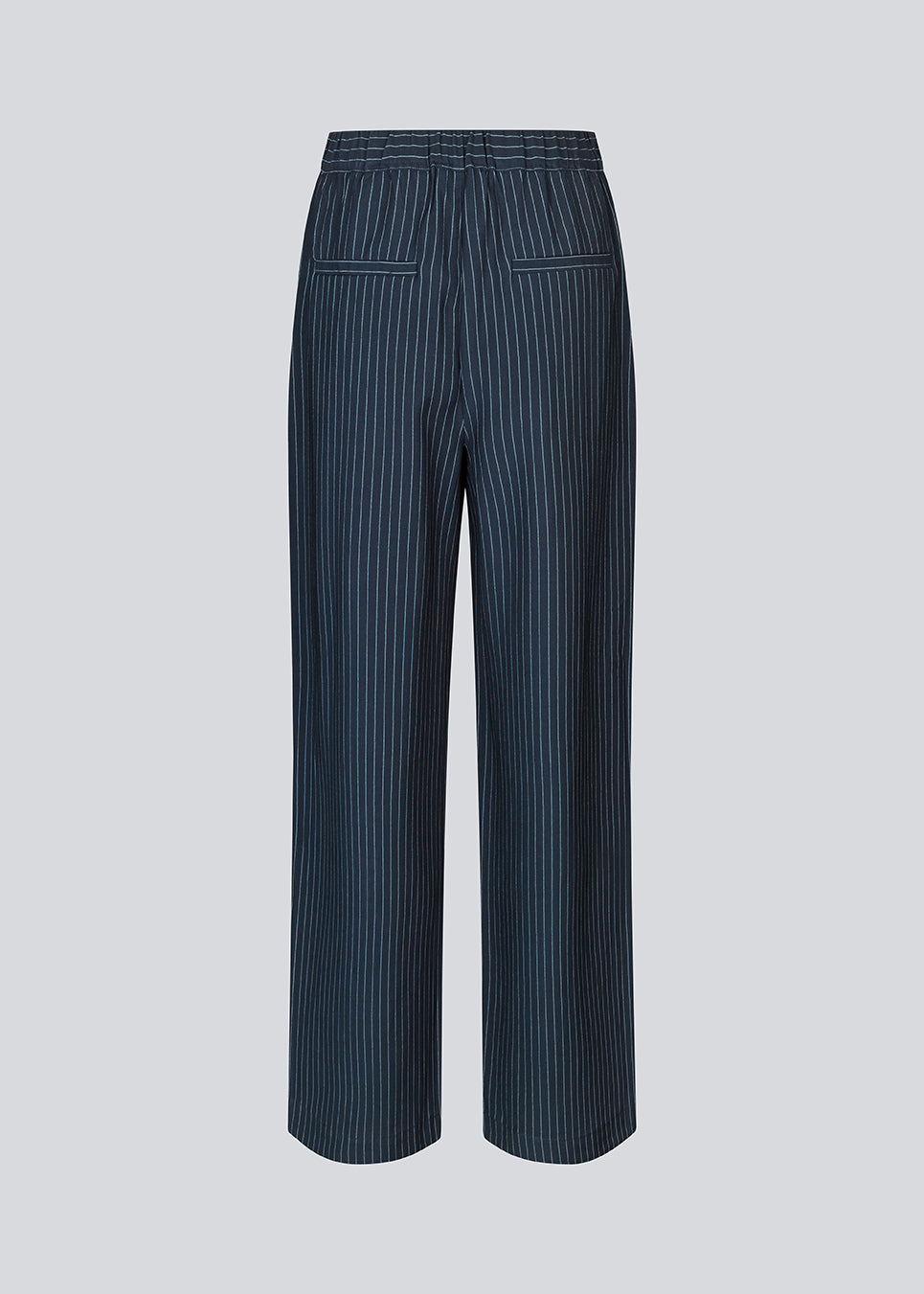 Habitbukser i mørkeblå med mellemhøj talje, læg og lange, vide ben. IsabelMD pants har gylp med lynlås og knap, sidelommer og paspolerede baglommer.
