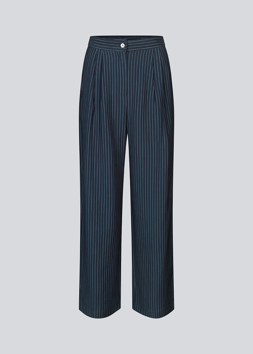 Habitbukser i mørkeblå med mellemhøj talje, læg og lange, vide ben. IsabelMD pants har gylp med lynlås og knap, sidelommer og paspolerede baglommer.