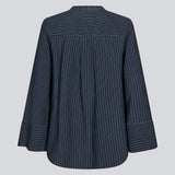 Skjorte i mørkeblå med cropped ærmer med slids. IsabelMD shirt har en skjult knaplukning og en høj hals.