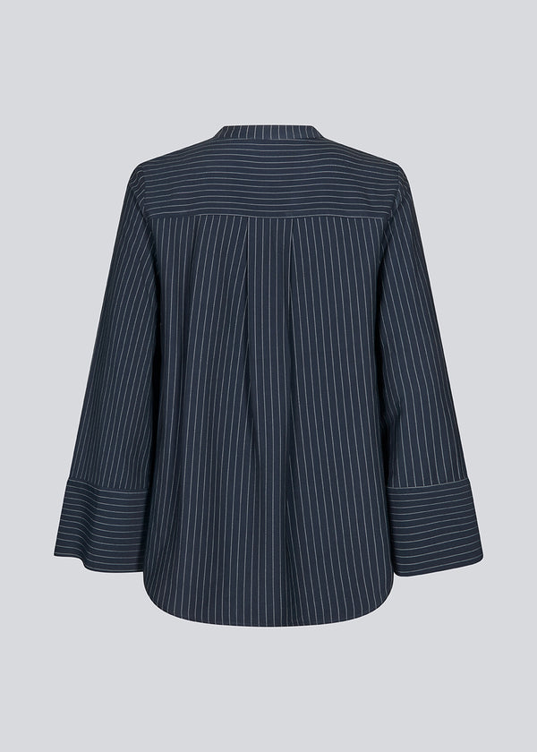 Skjorte i mørkeblå med cropped ærmer med slids. IsabelMD shirt har en skjult knaplukning og en høj hals.