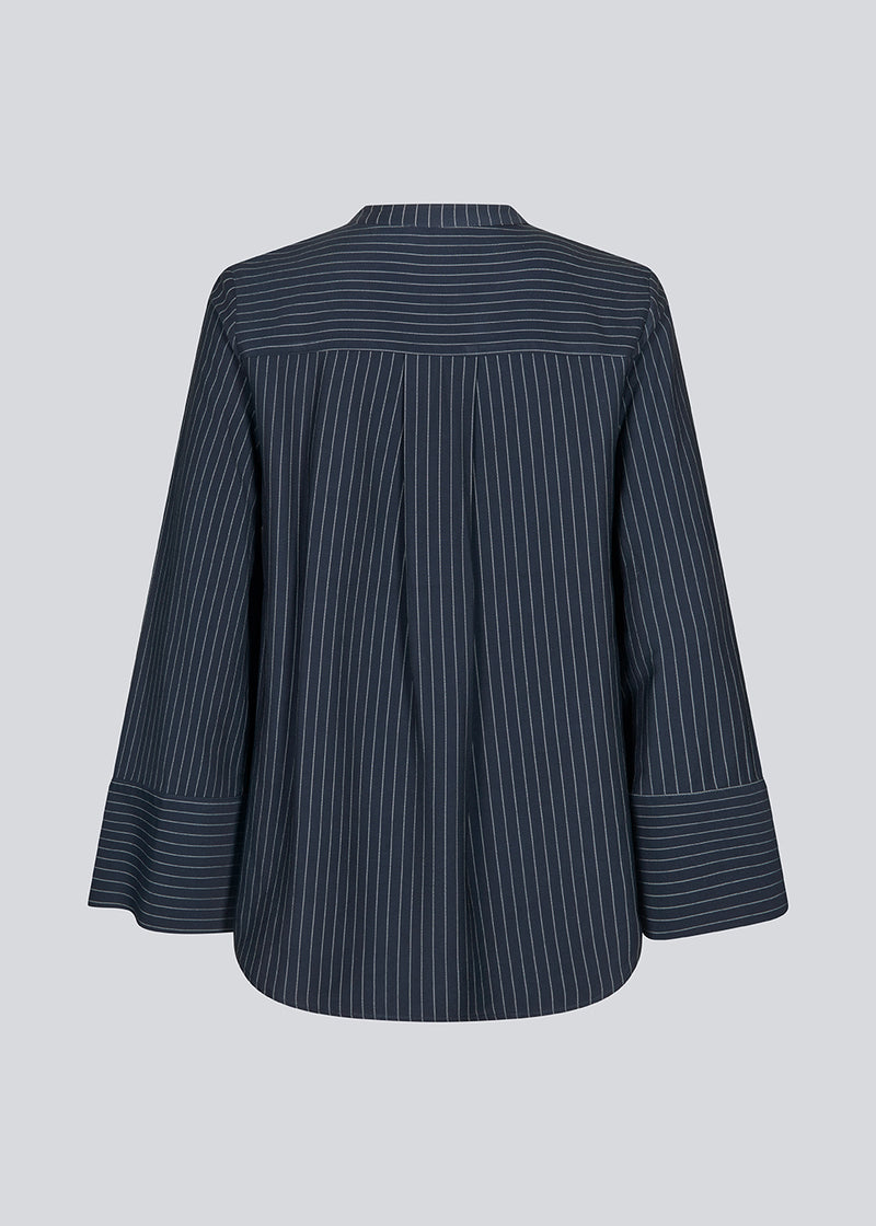 Skjorte i mørkeblå med cropped ærmer med slids. IsabelMD shirt har en skjult knaplukning og en høj hals.