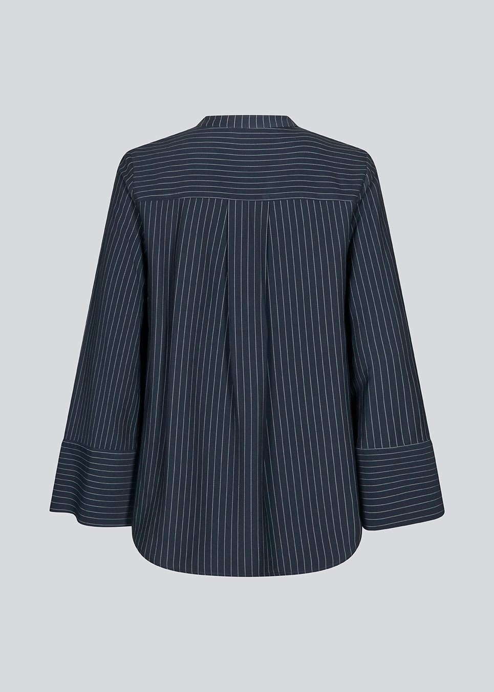 Skjorte i mørkeblå med cropped ærmer med slids. IsabelMD shirt har en skjult knaplukning og en høj hals.
