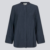 Skjorte i mørkeblå med cropped ærmer med slids. IsabelMD shirt har en skjult knaplukning og en høj hals.