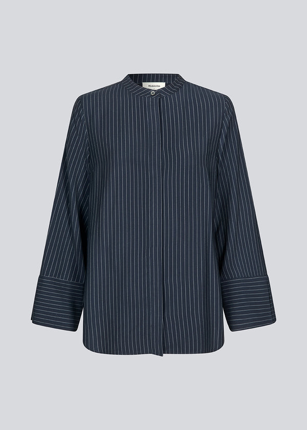 Skjorte i mørkeblå med cropped ærmer med slids. IsabelMD shirt har en skjult knaplukning og en høj hals.