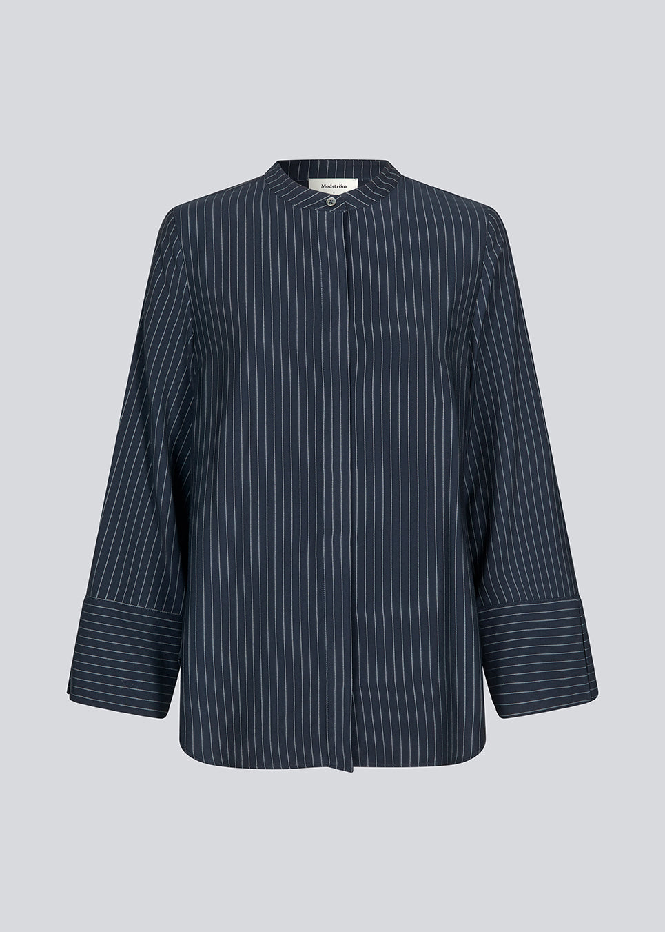 Skjorte i mørkeblå med cropped ærmer med slids. IsabelMD shirt har en skjult knaplukning og en høj hals.