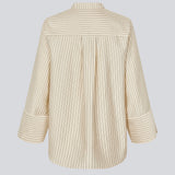 Skjorte med cropped ærmer med slids. IsabelMD shirt har en skjult knaplukning og en høj hals.
