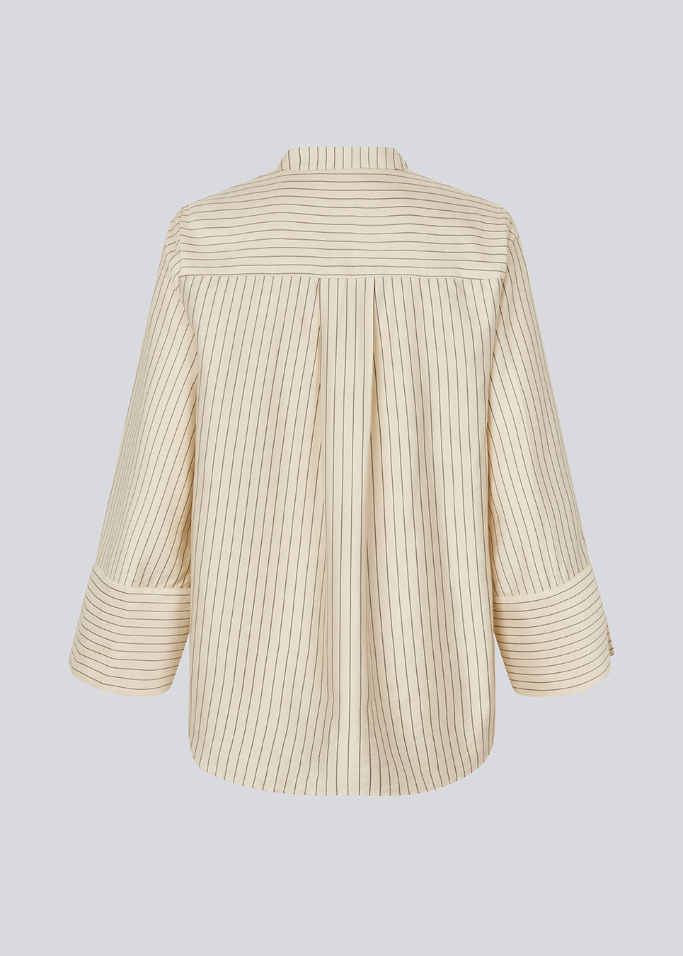 Skjorte med cropped ærmer med slids. IsabelMD shirt har en skjult knaplukning og en høj hals.
