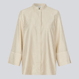 Skjorte med cropped ærmer med slids. IsabelMD shirt har en skjult knaplukning og en høj hals.