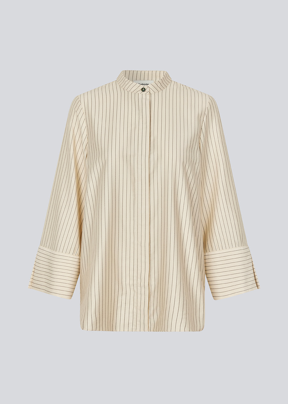 Skjorte med cropped ærmer med slids. IsabelMD shirt har en skjult knaplukning og en høj hals.