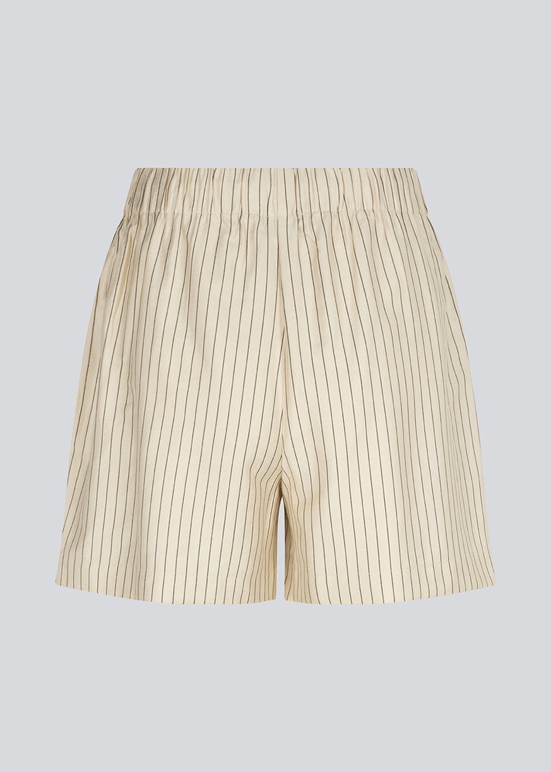 Shorts med afslappet fit og bindebånd. IsabelMD shorts har en mellemhøj talje med elastik og sidelommer.