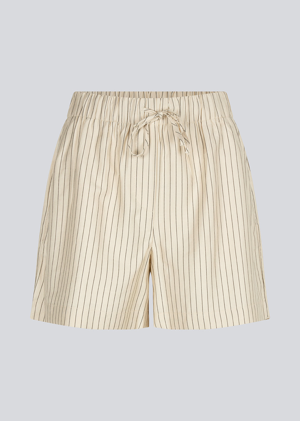 Shorts med afslappet fit og bindebånd. IsabelMD shorts har en mellemhøj talje med elastik og sidelommer.