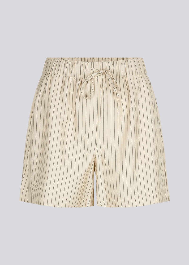 Shorts med afslappet fit og bindebånd. IsabelMD shorts har en mellemhøj talje med elastik og sidelommer.