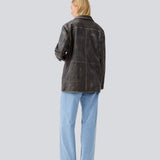 Jakke i lammelæder med vintage-inspireret look. IsmaelMD jacket har en afslappet pasform med 4 lommer foran, v-hals med krave og knaplukning. 