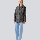 Jakke i lammelæder med vintage-inspireret look. IsmaelMD jacket har en afslappet pasform med 4 lommer foran, v-hals med krave og knaplukning. 