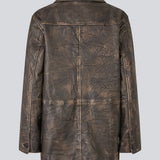 Jakke i lammelæder med vintage-inspireret look. IsmaelMD jacket har en afslappet pasform med 4 lommer foran, v-hals med krave og knaplukning. 