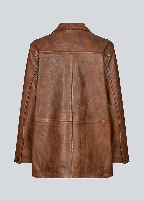 Jakke i lammelæder med vintage-inspireret look. IsmaelMD jacket har en afslappet pasform med 4 lommer foran, v-hals med krave og revers og knaplukning. Modellen er 175 cm og har en størrelse S/36 på.