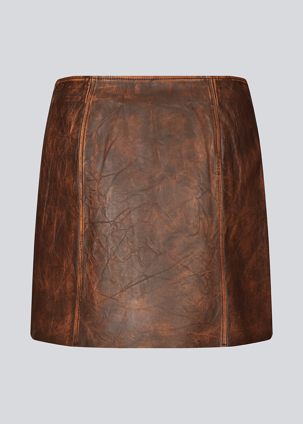 Klassisk kort a-formet nederdel i Lammelæder med mellemhøj talje. IsmaelMD skirt har et vintage-inspireret look og en skjult lynlås i siden.
