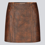 Klassisk kort a-formet nederdel i Lammelæder med mellemhøj talje. IsmaelMD skirt har et vintage-inspireret look og en skjult lynlås i siden.