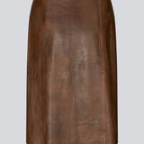 Midi nederdel i lammelæder med et vintage inspireret look. IsmaelMD skirt har en mellemhøj talje, foer og en knappelukning fortil.