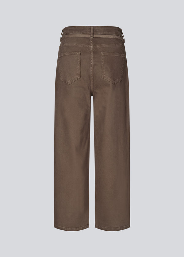 Brune jeans med vidde I bomuldsdenim. IsoldeMD pants har en høj talje for- og baglommer og et bindebånd i taljen.