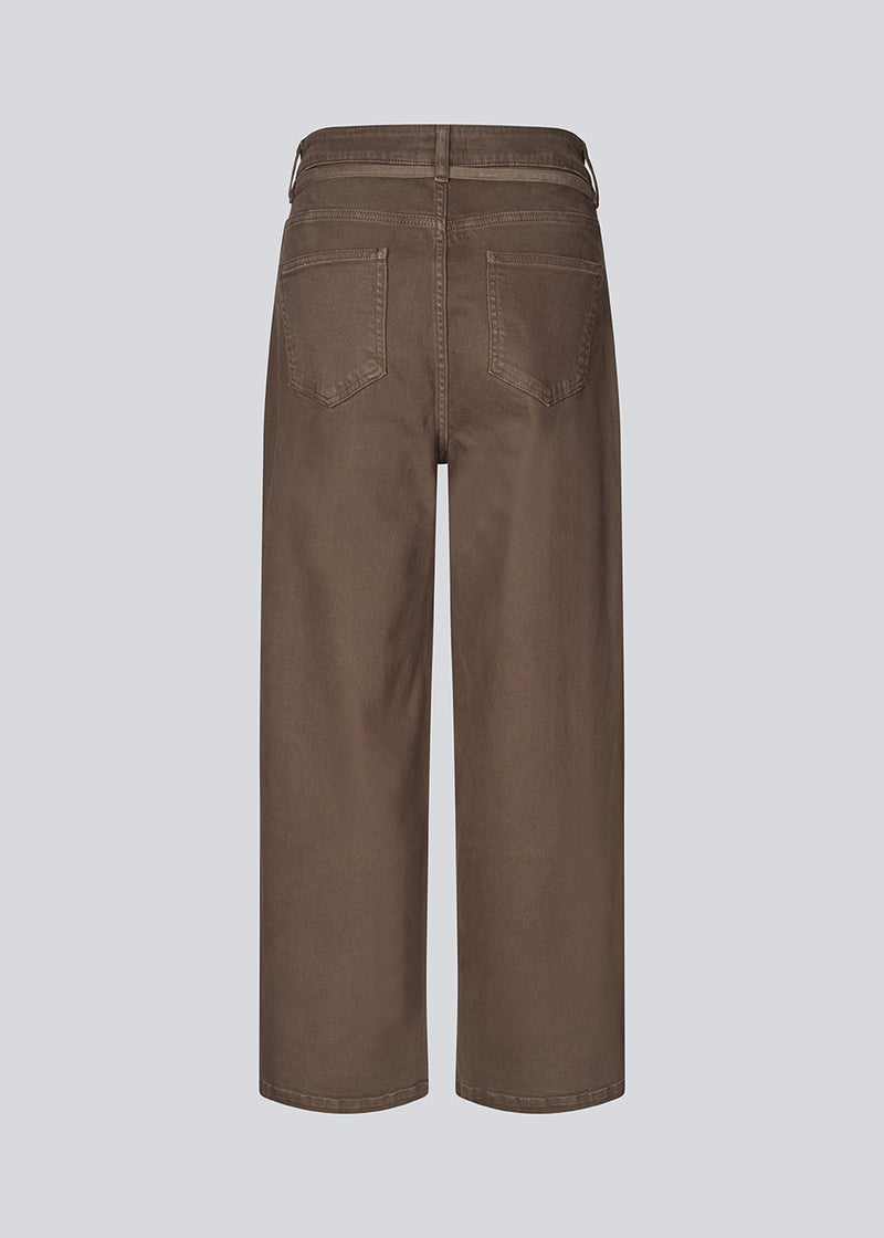 Brune jeans med vidde I bomuldsdenim. IsoldeMD pants har en høj talje for- og baglommer og et bindebånd i taljen.